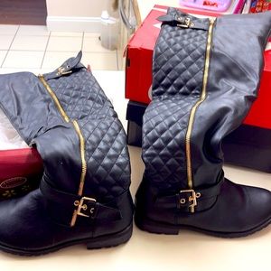 Forever Black boots- zipper on both sides.